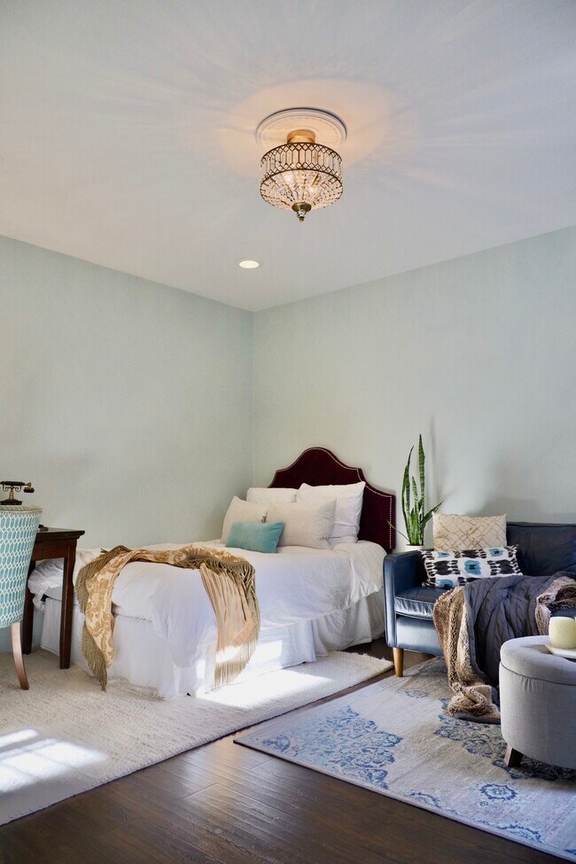 Habitación principal: mucho espacio para tu cama. Lámpara de araña de cristal. Paredes de más de 4 metros de alto. - 1844 Columbia Rd NW