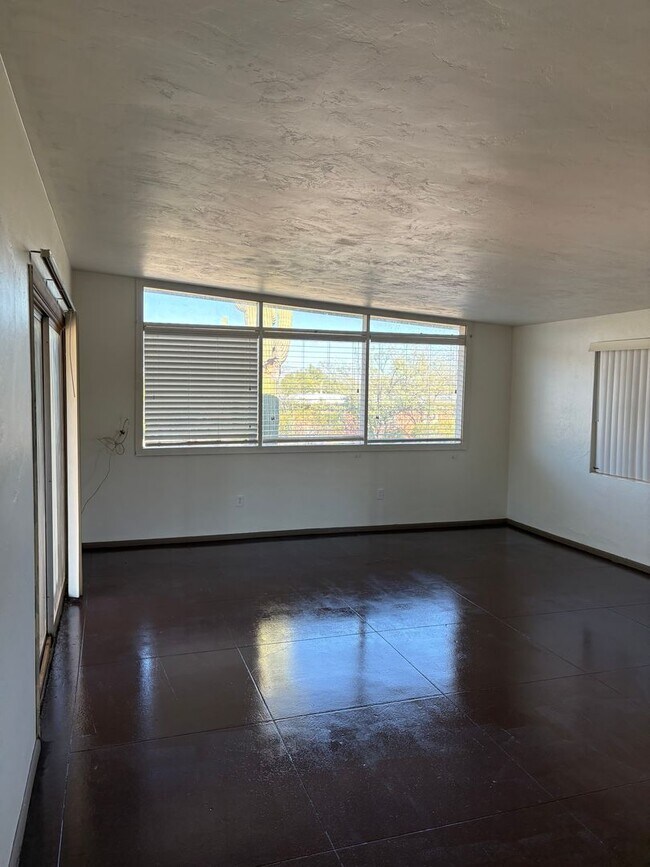 Building Photo - Beautifully Renovated 2 Bedroom -A/C- Fenced Yard