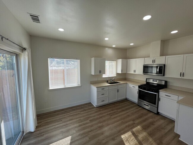 Foto del edificio - 449 Tognazzini Ave