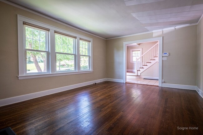 Building Photo - Spacious 4 bed / 4 bath home 5 minutes wal...