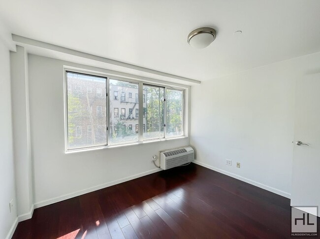 Foto del edificio - STANHOPE STREET / Spacious 1-Bed 1-Bath / ...