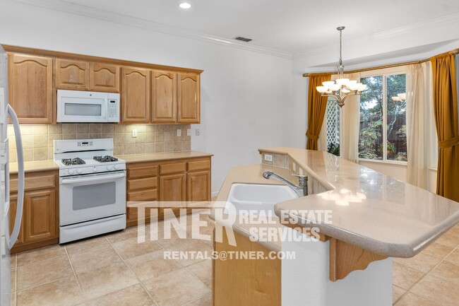 Building Photo - Stunning Home in Springfield at Whitney Oa...