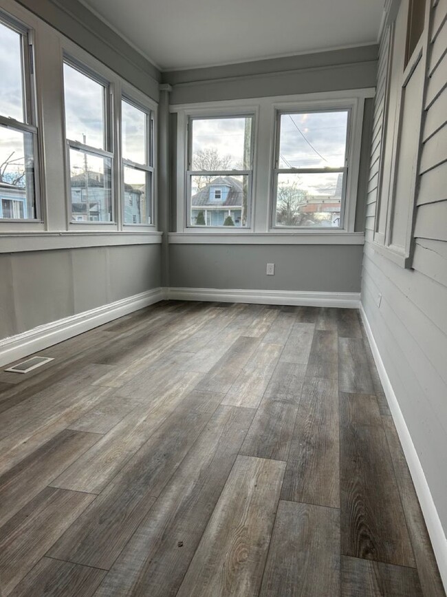 Foto del edificio - NEWLY Renovated 5 Bedroom, 2 Bathroom Hous...