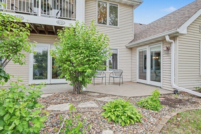 Building Photo - 612 Bos Landen Dr
