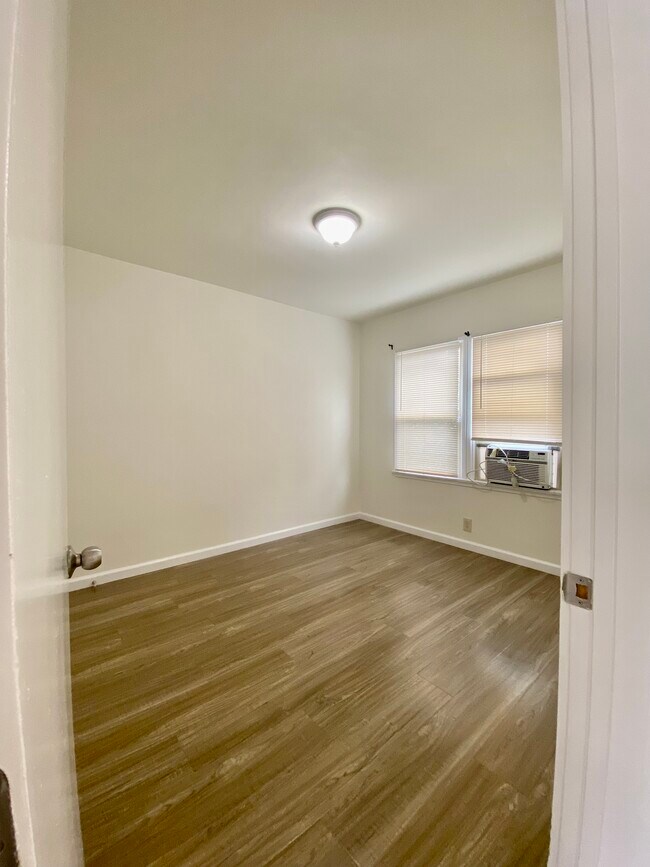 Foto del edificio - 2445 N Lincoln St