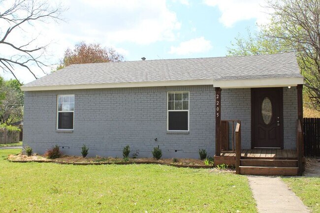 Building Photo - 2205 Farola Dr