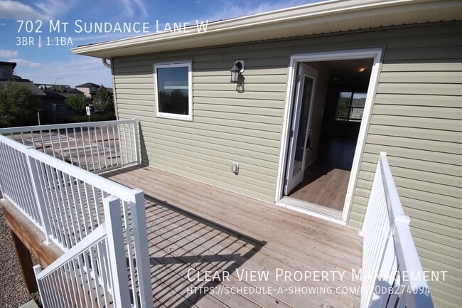 Photo du bâtiment - ?? Spacious & Bright FULL DUPLEX in Sunrid...