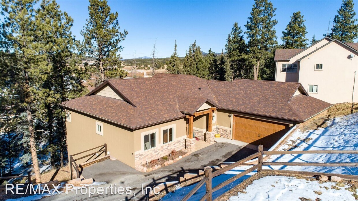 Primary Photo - 4 br, 3 bath House - 200 Iron Eagle Pt.