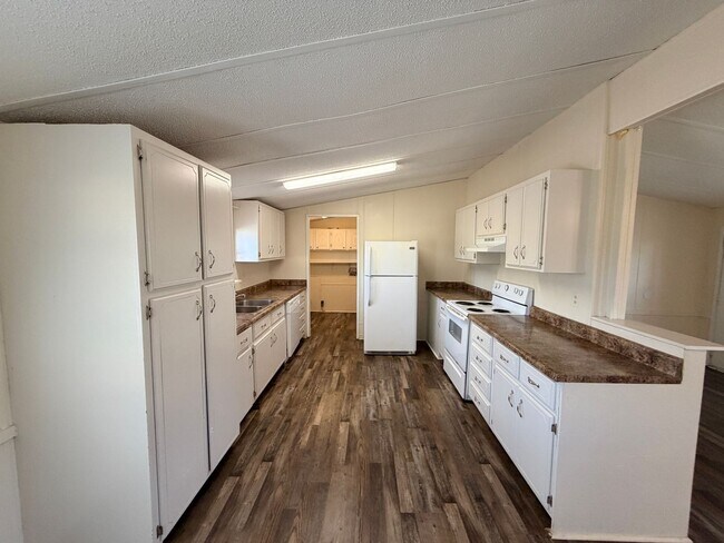 Building Photo - 3BD/1B Manufactured Home off of Bemiss Rd.