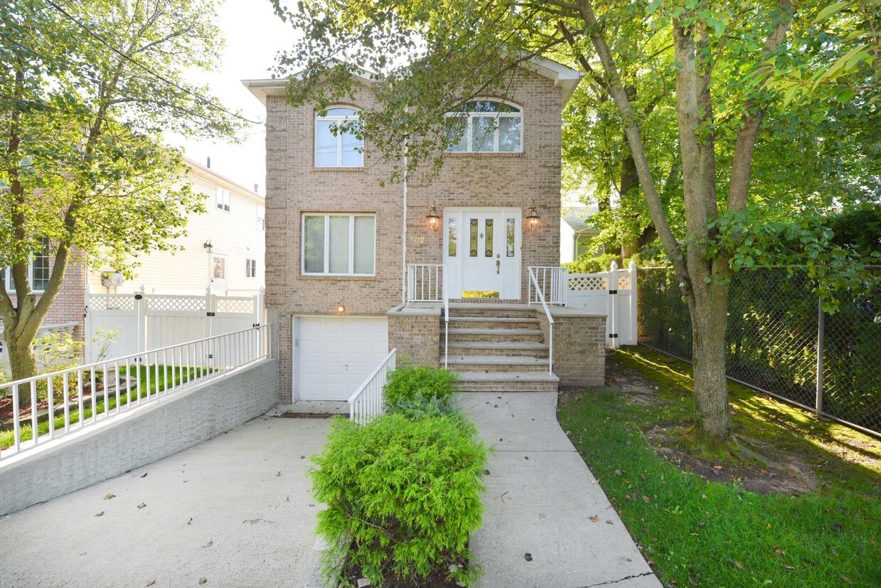 502 Drumgoole Rd E, Staten Island, NY 10312 House Rental in Staten