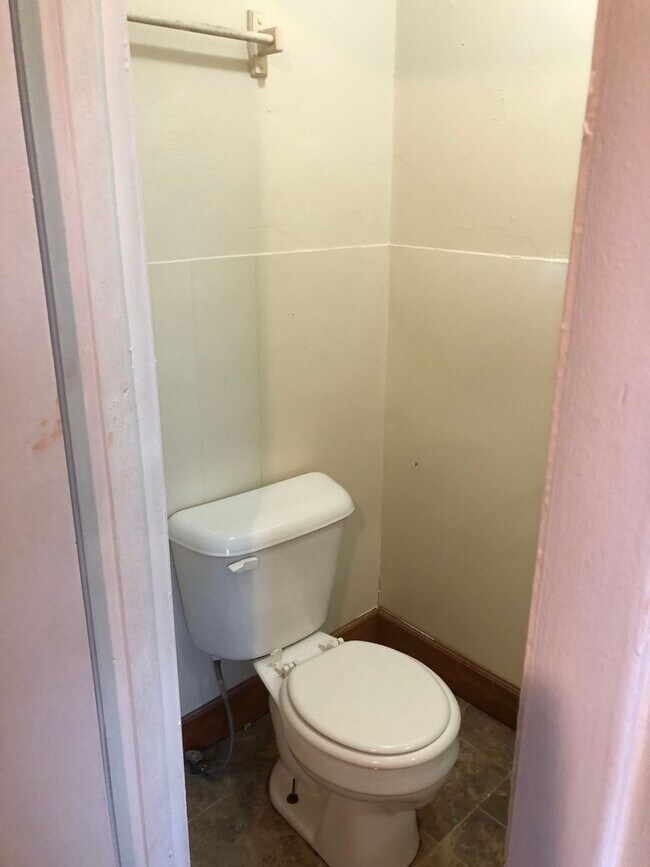 Building Photo - 3 Bedroom home central air and heat