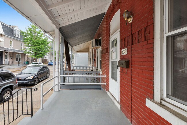 Building Photo - Spacious 5-Bed Renovated Home with Modern ...