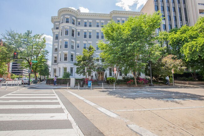 Foto del edificio - Spacious Studio Condo in Logan Circle!