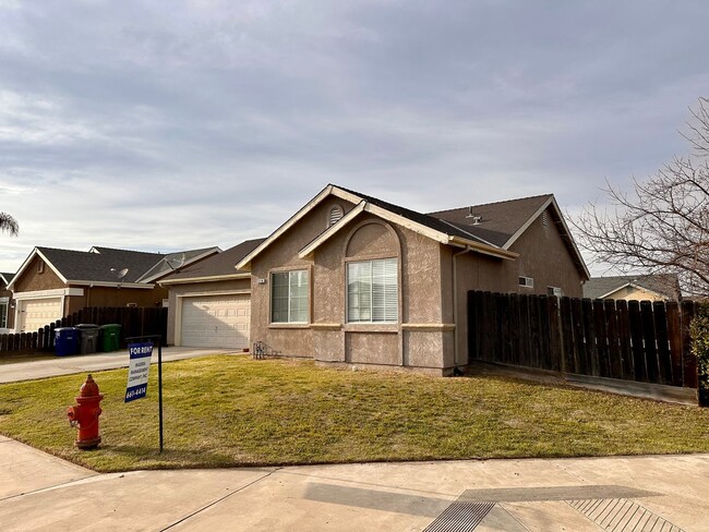 Foto del edificio - Available Soon!