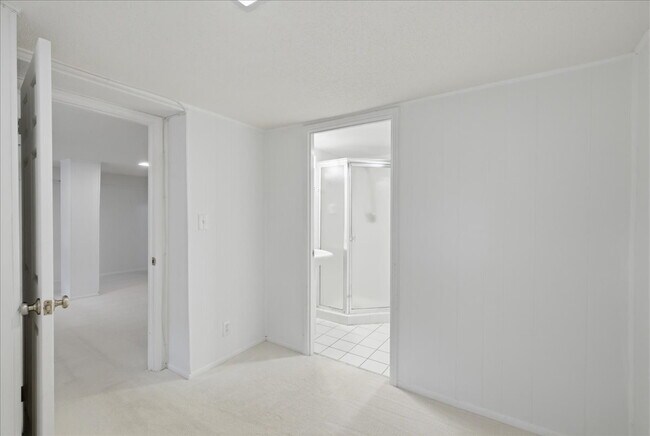Foto del edificio - Elegant End-Unit Fairlington Villages Townhome with Private Balcony & Exceptional Community Ameni...