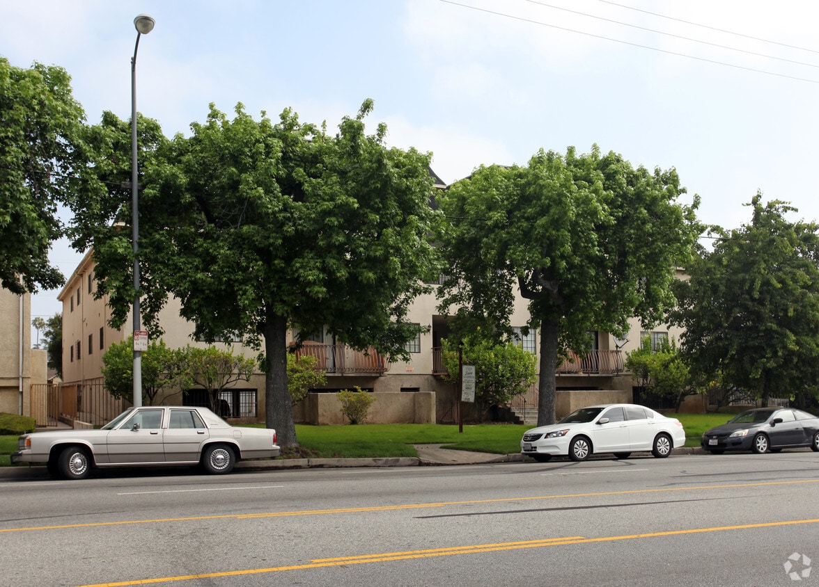 Building Photo - 15119-15125 Burbank Blvd