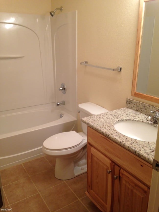 Building Photo - 2 br, 1 bath 4plex - 3001 W Sakai St  1 Bath