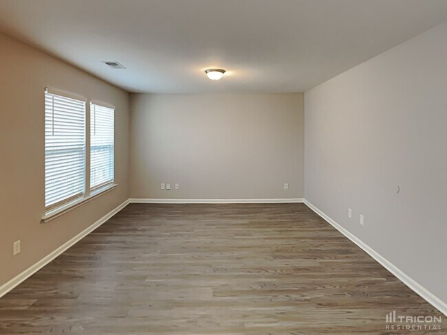 Building Photo - 453 Denman Loop