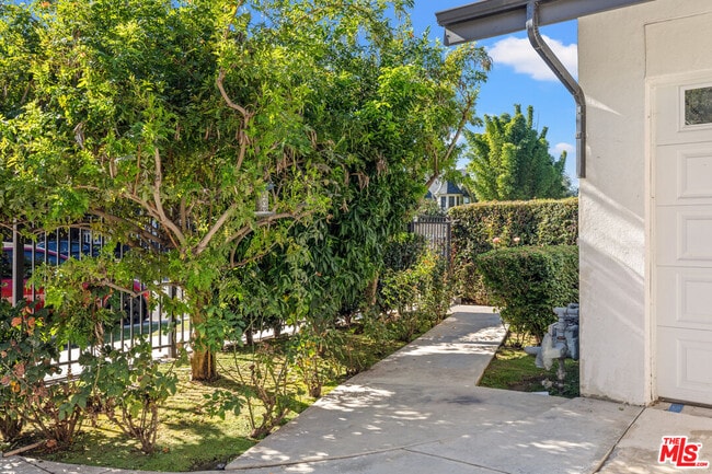 Building Photo - 1147 W 37th St