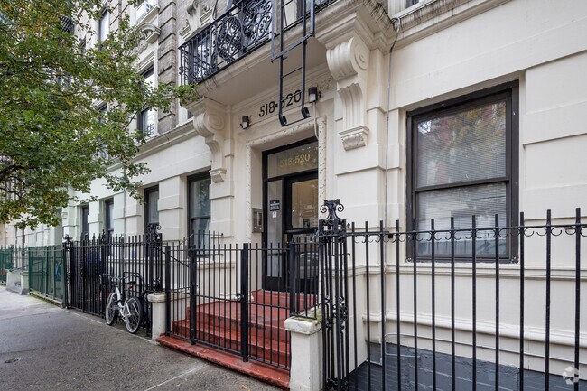 Entrada - 518-520 W 152nd St