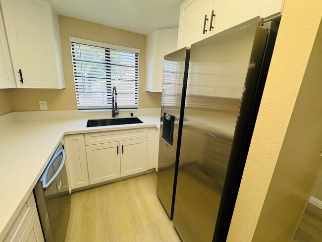 Foto del edificio - Luxury Living Awaits: Stunning Remodeled C...