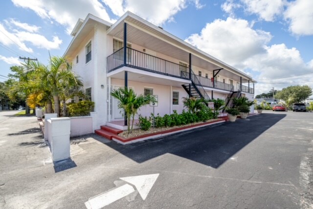 Foto principal - 1207 E River Dr