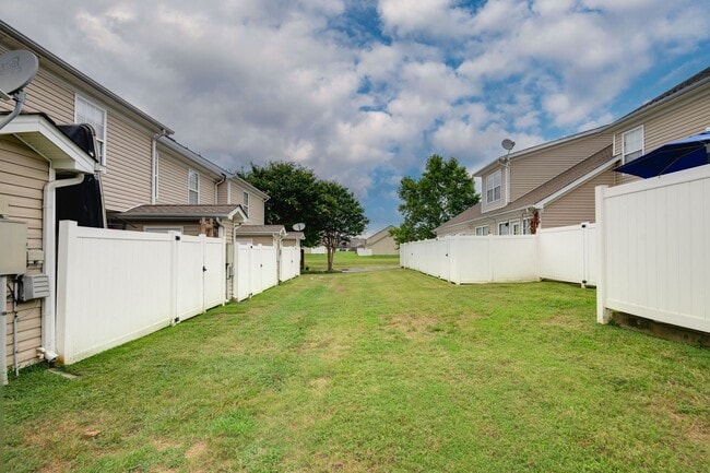Building Photo - Lee Crossing Neighborhood, Easy access to ...