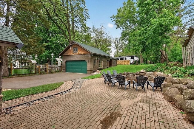 Building Photo - 944 Mahtomedi Ave