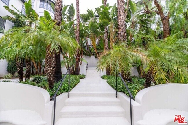 Building Photo - 9237 Doheny Rd