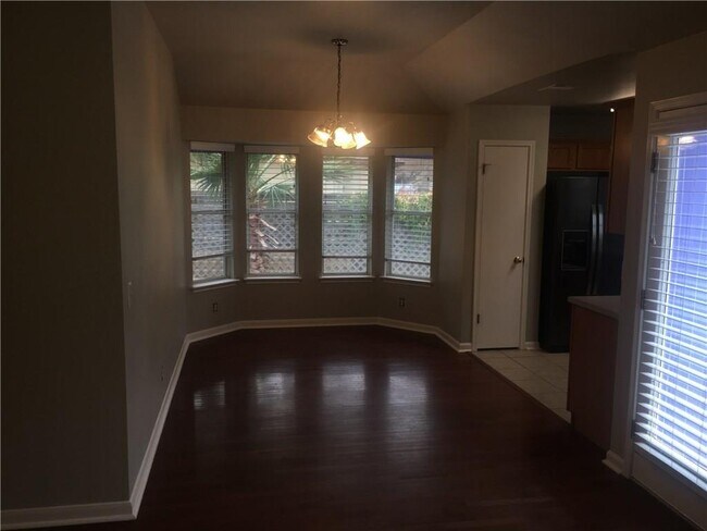 Building Photo - 301 Dashelle Run