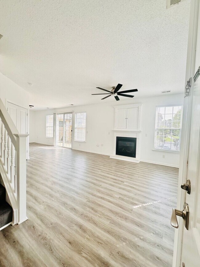 Foto del edificio - SOUGHT AFTER RED MILL VILLAGE