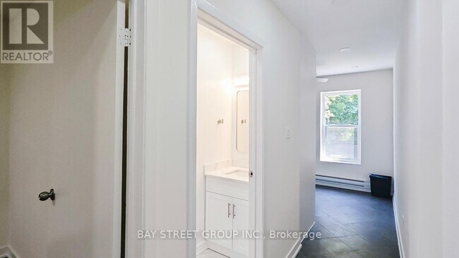 Photo du bâtiment - 859 1/2 Bathurst St