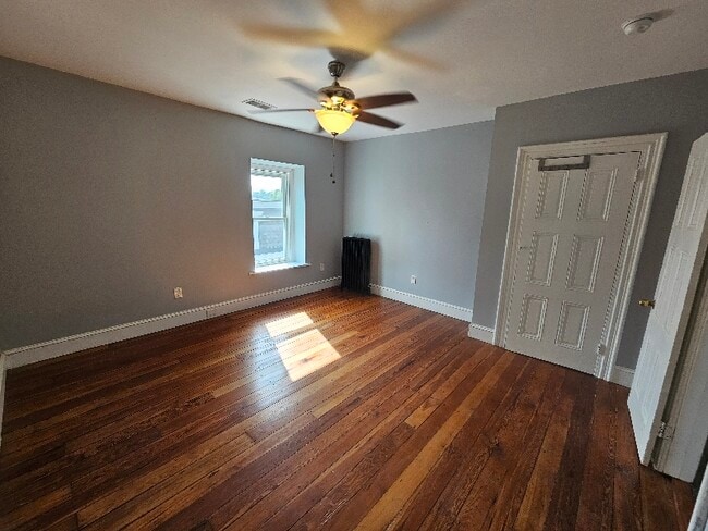 Building Photo - 142 Sumac St