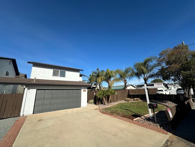 Foto del edificio - Remodeled 2 Story 3BR/2BA House with Vinyl plank flooring, Fenced backyard & 2 Car garage and more!