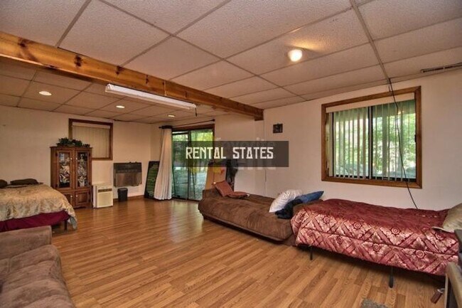 Building Photo - 4 bedroom in Hamlin PA 18427