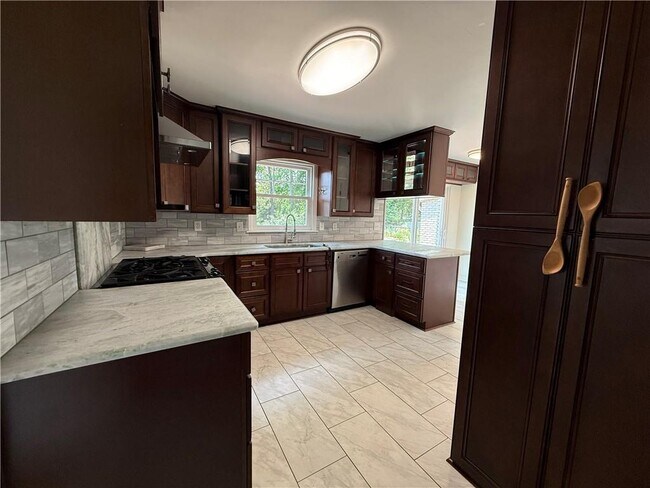 Building Photo - 800 Glenairy Dr NE