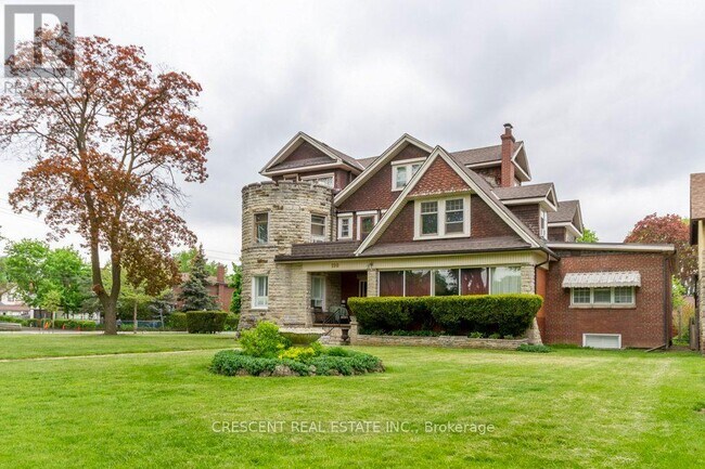 Building Photo - 180-180 Queens Dr