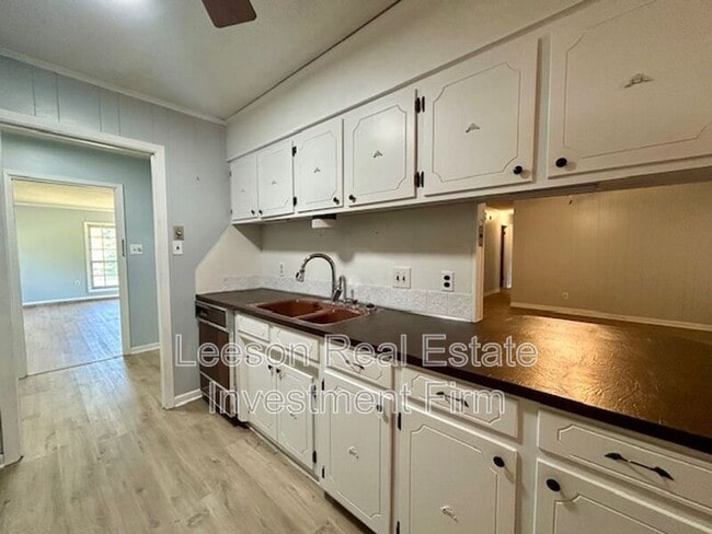 Building Photo - 302 Avenida Dr