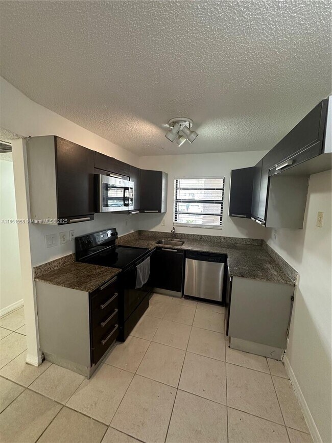 Foto del edificio - 11213 Royal Palm Blvd