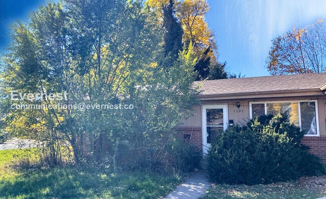 Building Photo - 1307 Castlerock Dr
