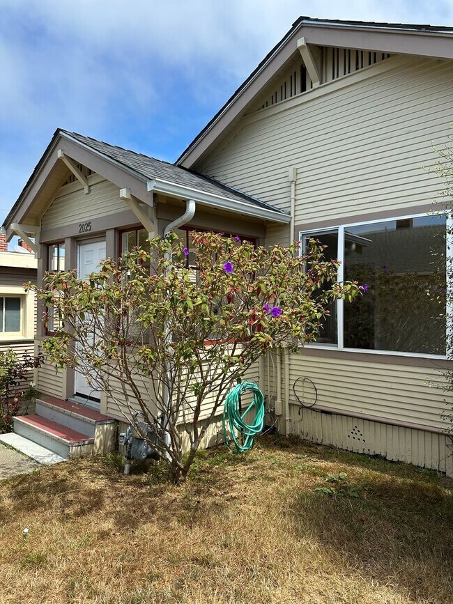 Foto del edificio - Charming 1 Bed, 1 Bath Cottage – Detached ...