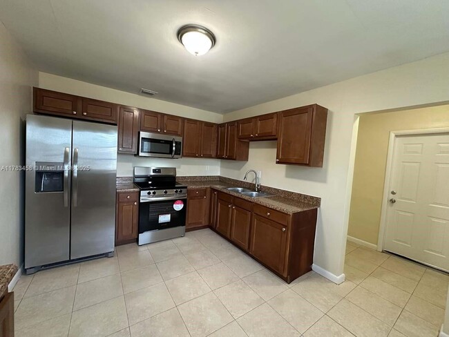 Foto del edificio - 18512 NW 23rd Ct