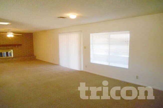 Building Photo - 823 W Juanita Cir