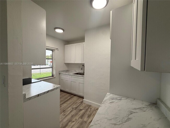 Foto del edificio - 1942 NE 172nd St