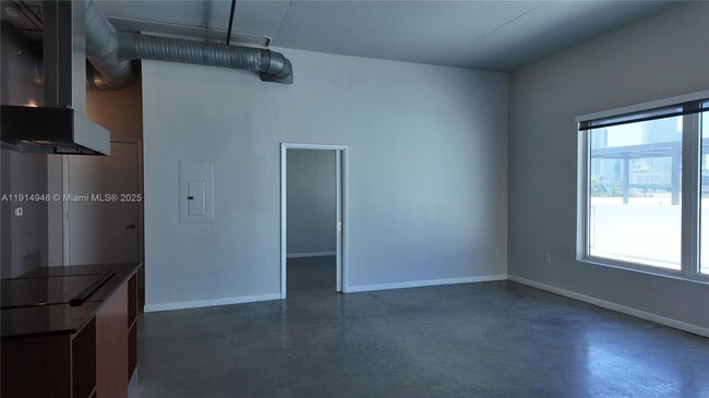 Building Photo - 10 SW South River Dr