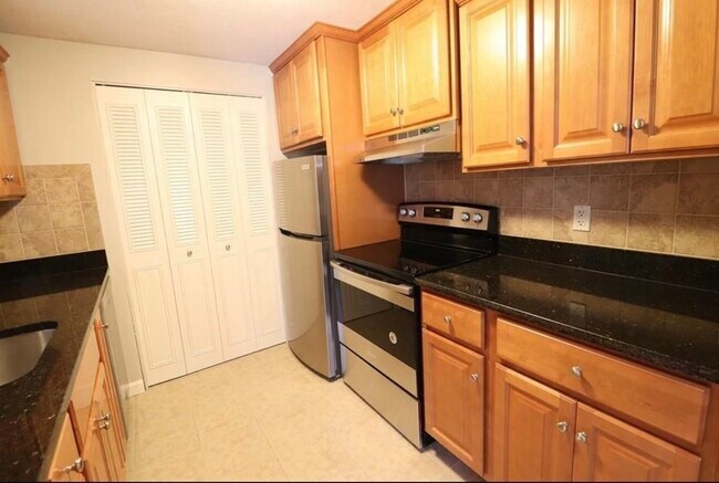 Building Photo - 65 Greentree Ln