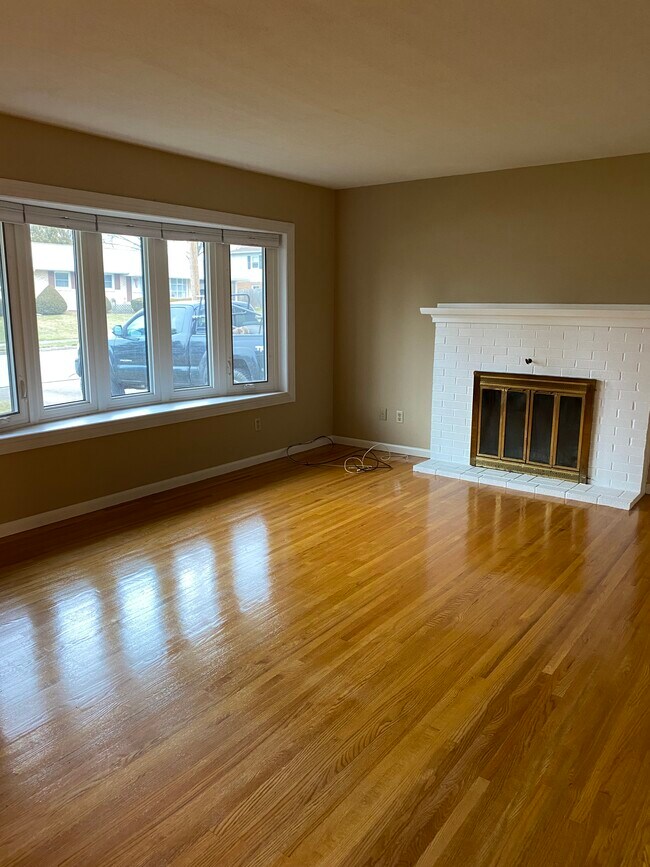 Living Room - 320 Belaire Dr