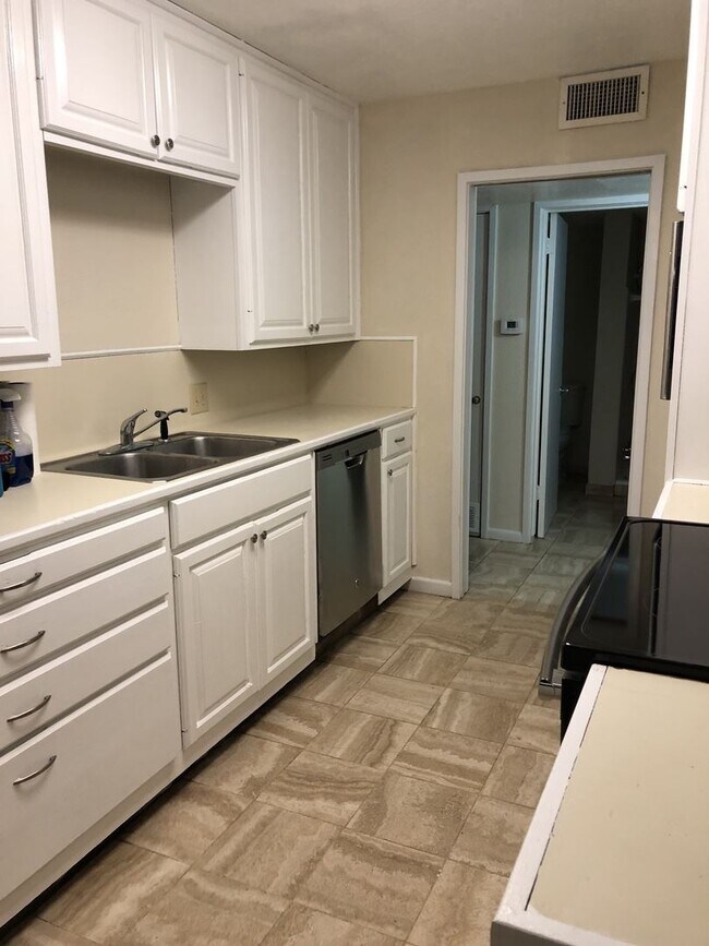 Building Photo - 3 br, 2 bath House - 6073 Edgewater Dr
