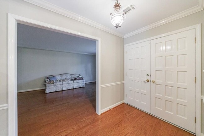 Building Photo - 585 W Crossville Rd