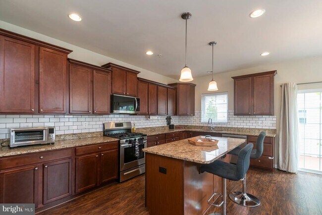 Foto del edificio - 7469 Tanyard Knoll Ln